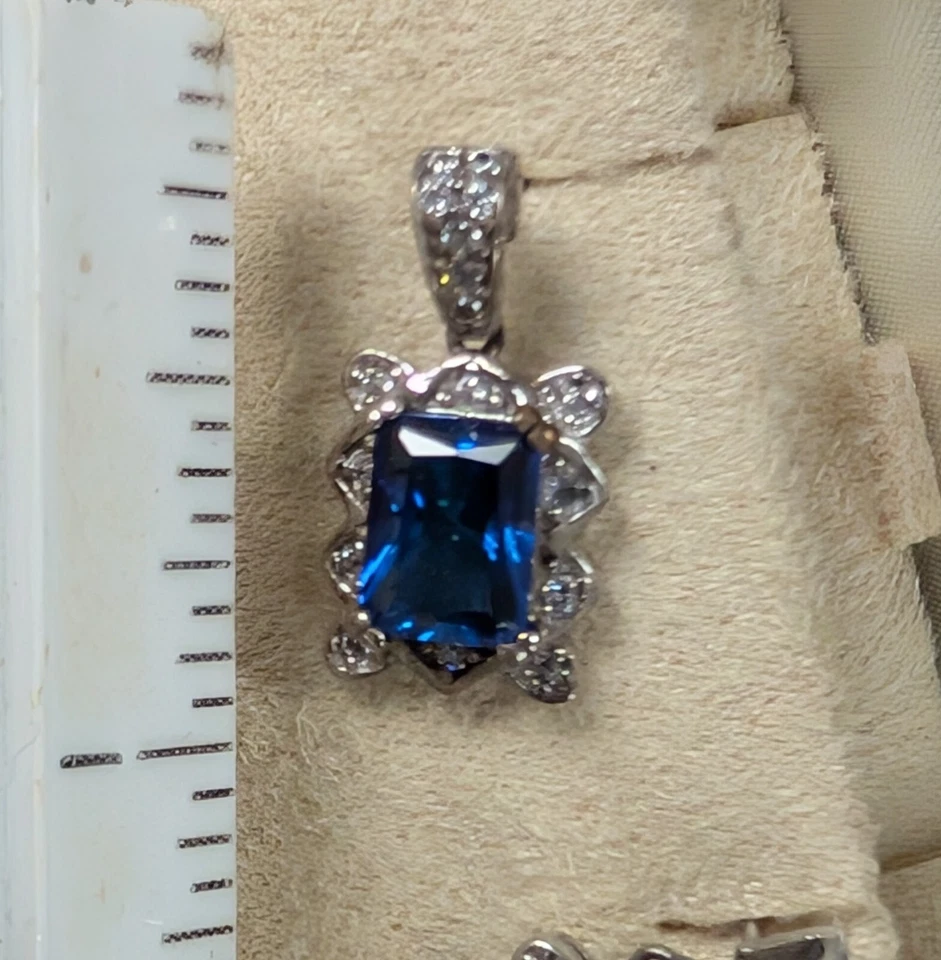 Auténticos aretes Crislu clásicos corte princesa platino sobre plata y caja Foto 3 de 4