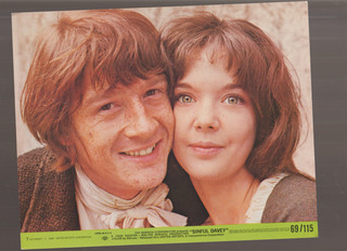 8X10 COLOR PHOTO OF CLOSE UP PAMELA FRANKLIN AND JOHN HURT