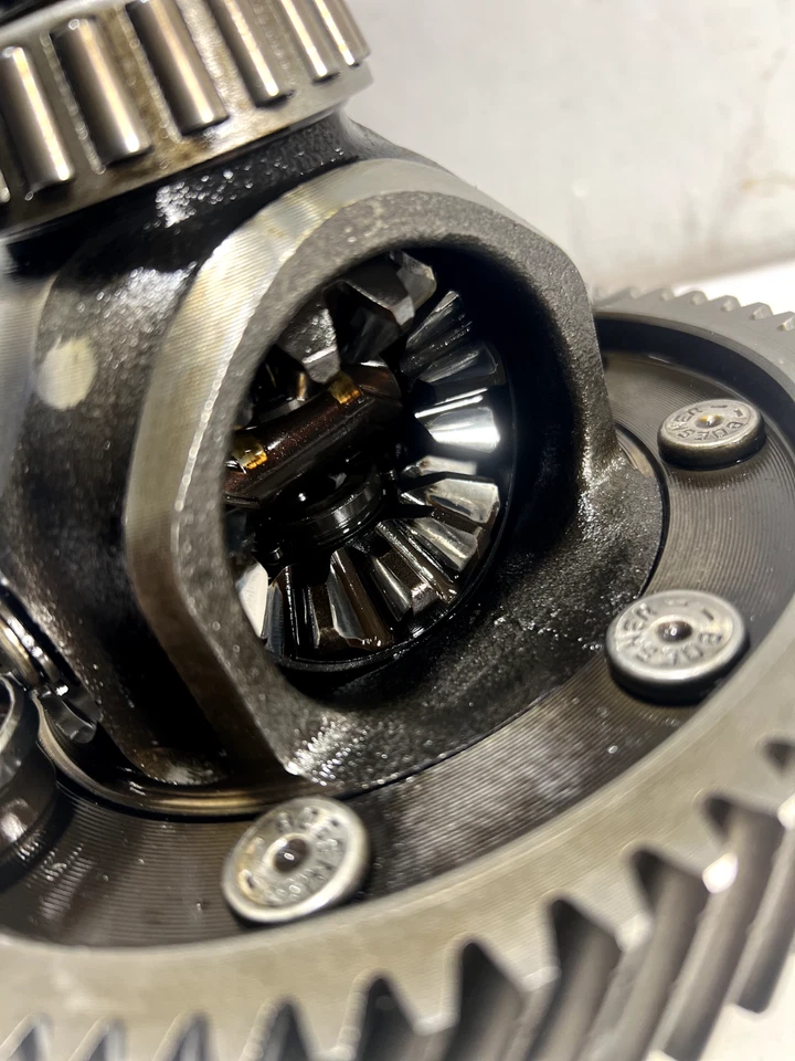 VW MANUAL TRANSMISSION 020/DFQ (MK3 2.0L) DIFF DIFFERENTIAL ASSEMBLY USED - Image 4 of 4