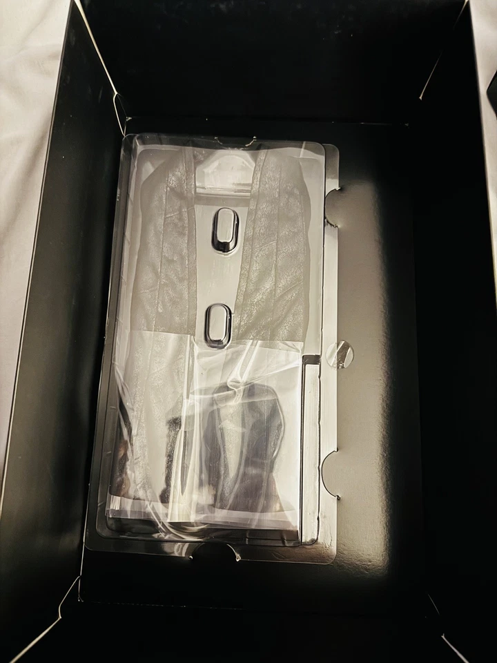 Hot Toys Star Wars The Last Jedi Kylo Ren MMS438 Figure 1/6 Scale - Image 3 of 4