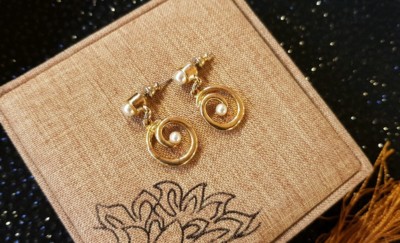 WUNDERSCHÖNE NEUE VINTAGE (70er/80er Jahre) Ohrringe VERGOLDET 