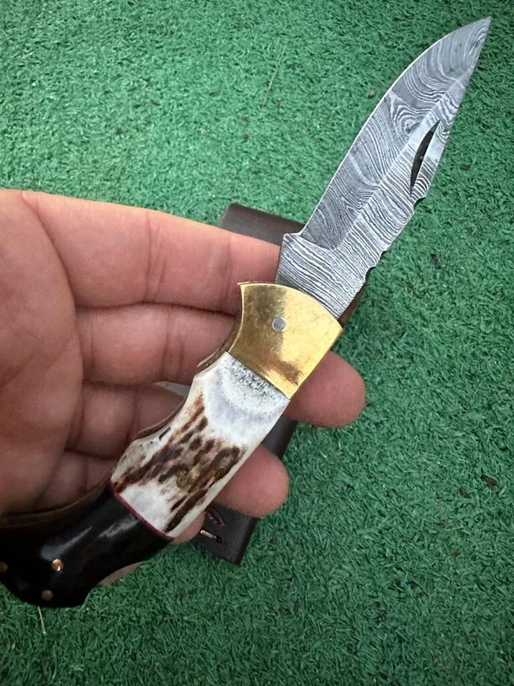 Cuchillo de bolsillo de hoja plegable de acero Damasco hecho a mano personalizado cuchillo de caza al aire libre Foto 3 de 4