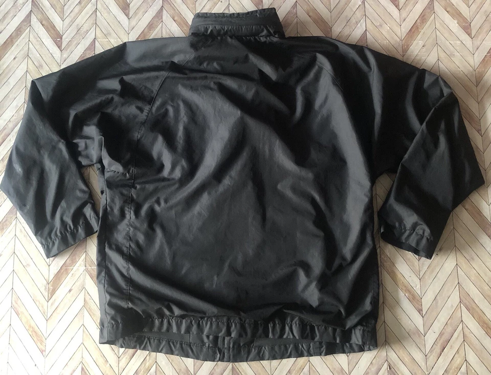 Cortavientos con capucha oculta Nike para mujer. Cremallera completa. Negro. Talla S (4-6) Foto 3 de 4