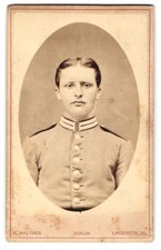 Fotografie A. Walther, Berlin, preußischer Soldat in Garde Uniform 