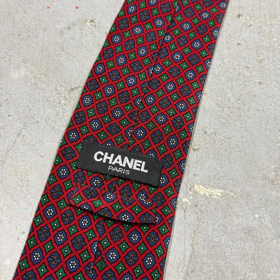 Corbata Chanel Paris Vintage Logo Patrón Hecho en Italia Satinado 100% Seda Rojo 3.75" Foto 4 de 4