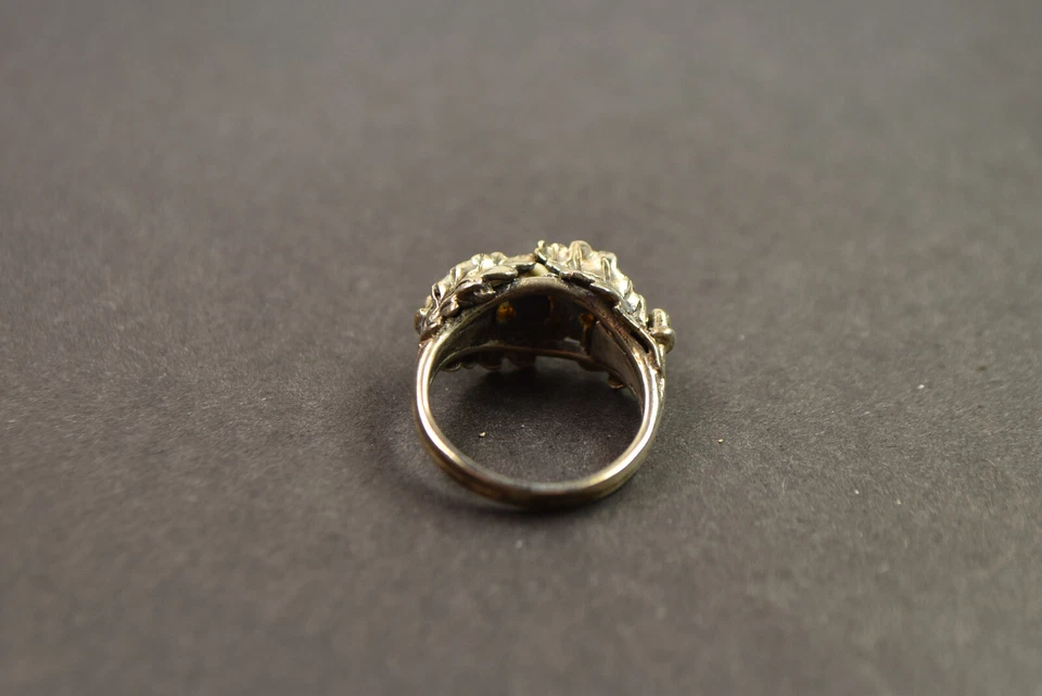 antiker Ring mit 2 Grandeln, eichblattverziert, Silber in RG 54/17,2mm. - Bild 4 von 4