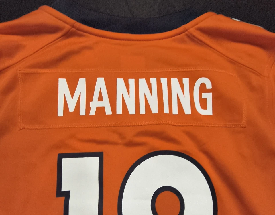 Camiseta deportiva para niñas Broncos #18 Peyton Manning NFL/NIKE, talla mediana, 39" pecho, 26" largo Foto 2 de 4