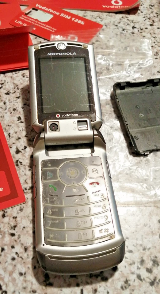 Motorola RAZR V3X - Vodafone - con istruzioni e scatola originale 2004 - Immagine 4 di 4