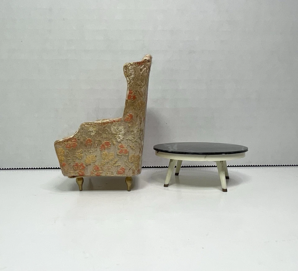 Silla de salón ideal Petite Princess dorada y mesa de centro redonda de mármol sintético Foto 4 de 4