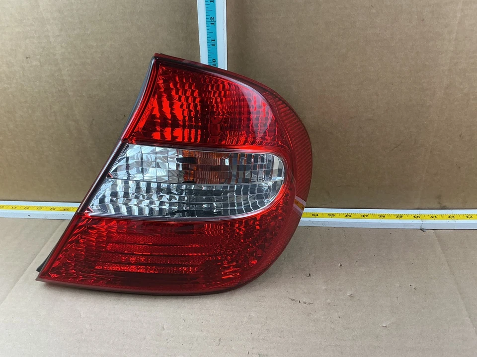 Luz trasera lateral para pasajero Toyota Camry 2002-2004 montada en cuarto TLP-59304 OEM Foto 2 de 4