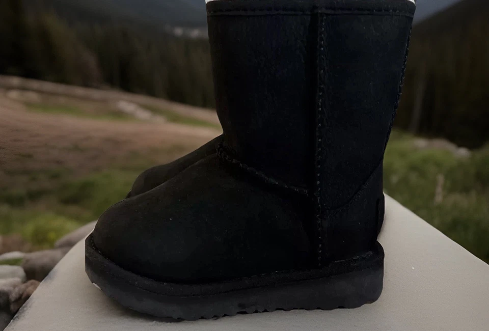 BOTAS UGG NIÑO CLÁSICO CLIMA CORTAS NEGRAS IMPERMEABLES TALLA 6/ 1019646T NUEVAS Foto 3 de 4