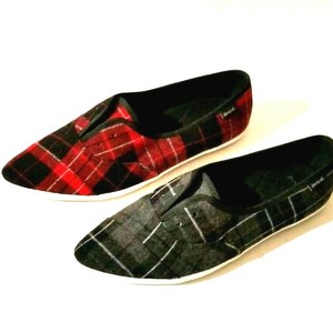 sanuk pointed toe shoes