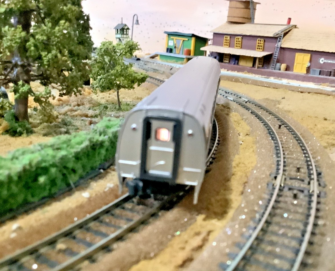 Kato 156-0951-2 N-scale lighted Amfleet II Coach Ph. VI #25003 thumbnail 5