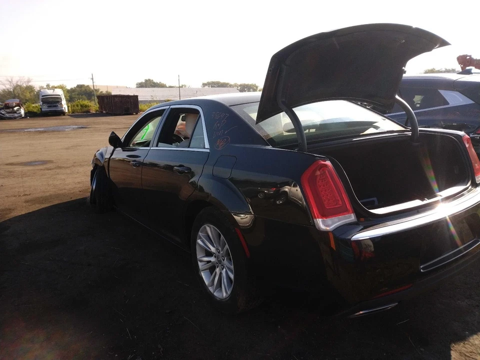 2018 Chrysler 300 Engine Coolant Reservoir Black OEM 55111260AF 35K Miles Foto 4 de 4