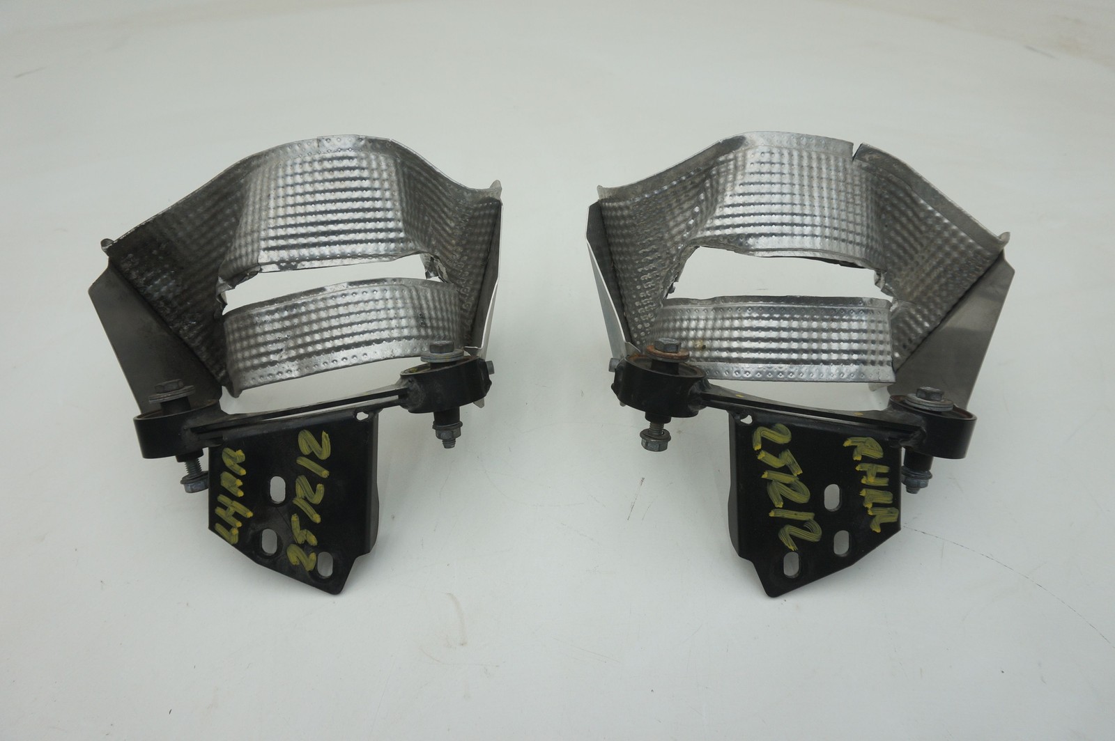 Set 2 Rear Exhaust Heat Shield Bracket 305310 305308 Ferrari 488 Spider 17 *Note