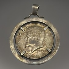 900/- Silber M&uuml;nz-Anh&auml;nger , Half Dollar, Kennedy, 1964, USA.