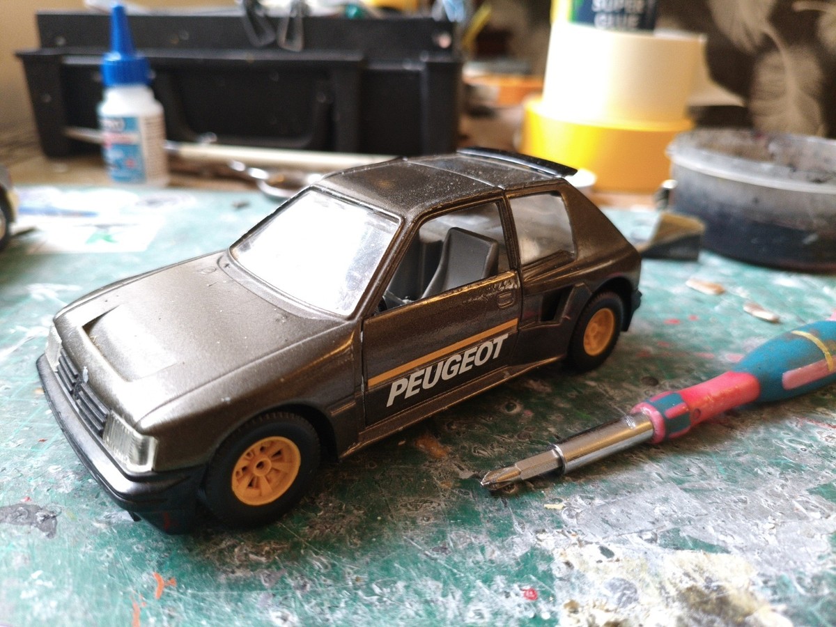 廃盤 レア 新品未使用 ブラーゴ プジョー205 ターボ16 1/25 ミニカー