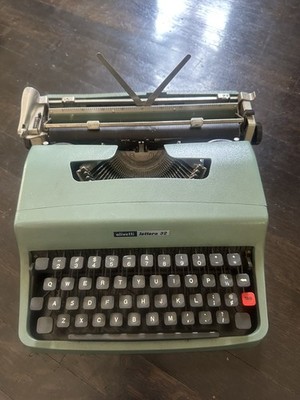 Olivetti Lettera 32 Typewriter Teal Fully Original Made in Spain. Untested
