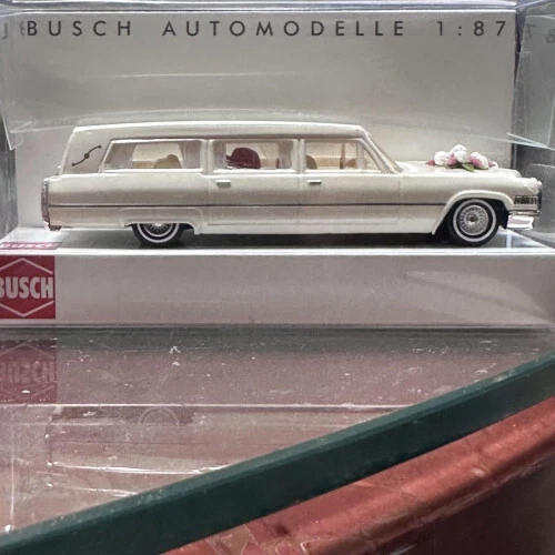 Миниатюрный автомобиль BUSCH Cadillac свадебный 1:87 белый с цветочным украшением - Изображение 3 из 4