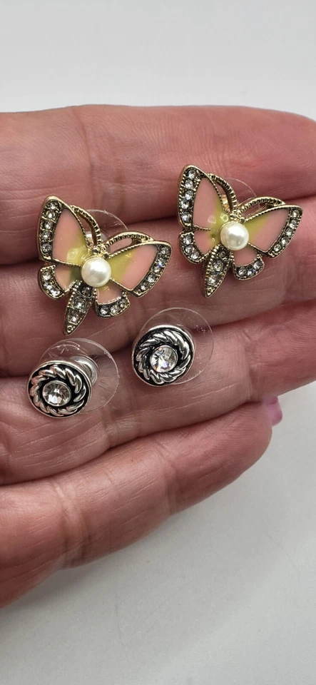 Lote de 2 aretes Betsey Johnson Buzz Off mariposa y cristal tono plata Foto 2 de 4