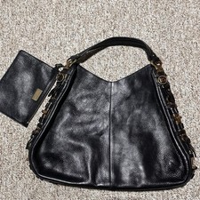 Salvatore Ferragamo Fergie gancini reggiseno hobo in pelle nera con bordo