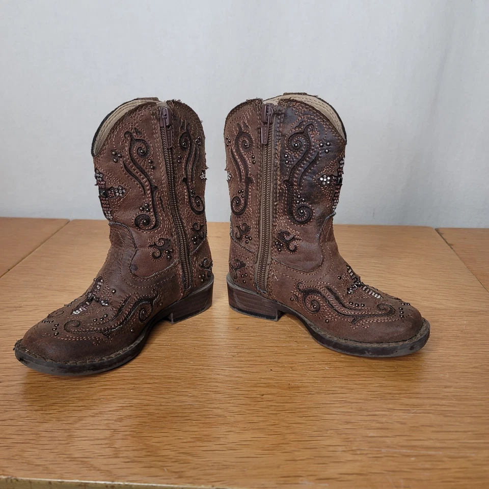 Botas de caubói ROPER infantil tamanho 6 marrom couro sintético enfeitadas com miçangas zíper lateral  - Imagem 3 de 4