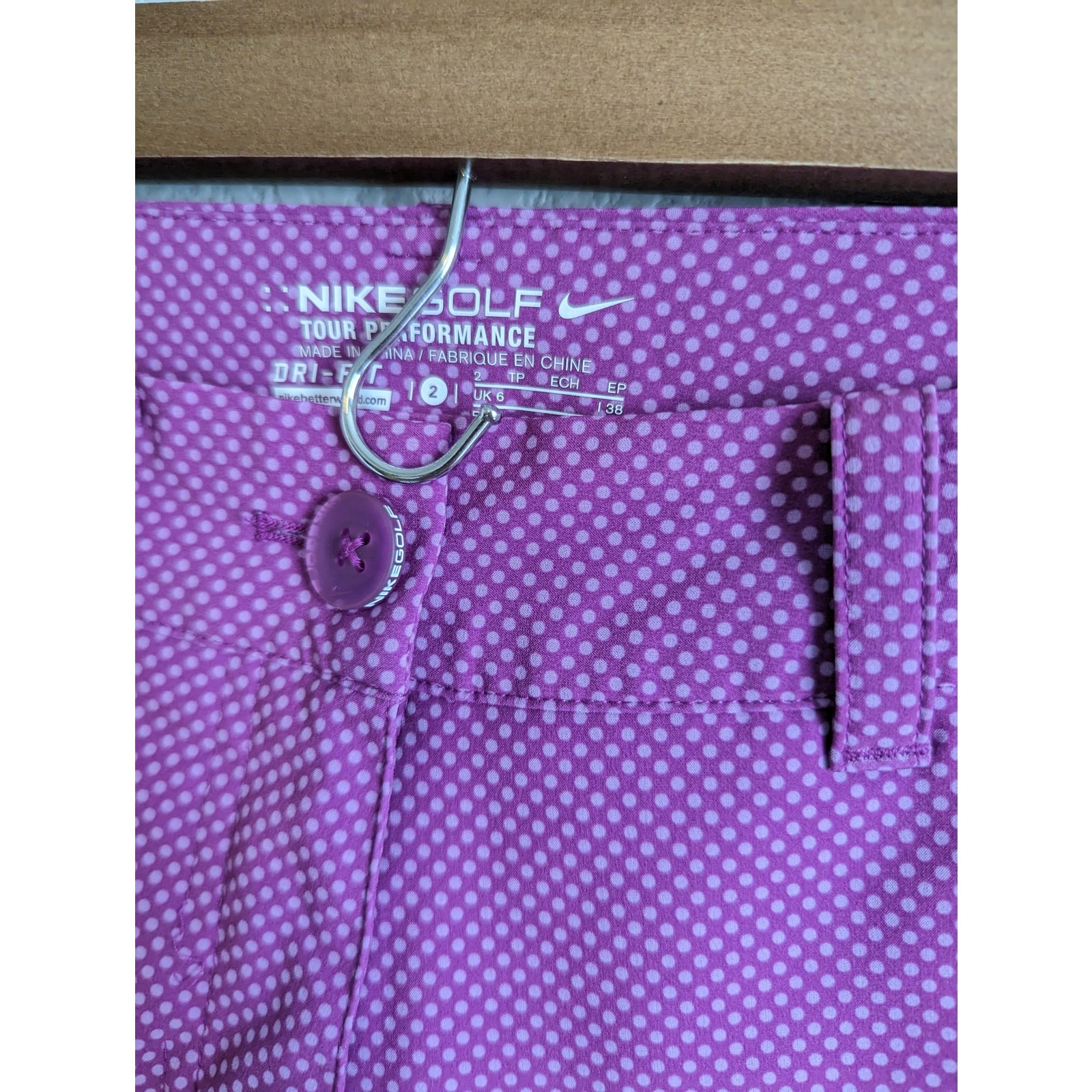Nike Golf Tour Performance Sz 2 Bermuda Length Athletic Shorts Purple Polka Dot thumbnail 2
