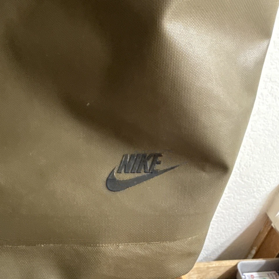 Bolso Mensajero Nike Tech Bonded Encerado Oliva Sequoia Negro Foto 2 de 4