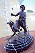 Bronze Skulptur Antik Junge mit Reifen und Greyhound Signiert mit Marmorsockel