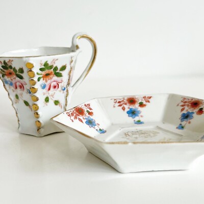 Tasse Hexagonale Ancienne 'A Present From Fleur De Lys' - Dorures, Motif Fleur