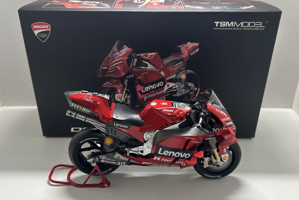 TSM MODEL 1:12 DUCATI DESMOSEDICI GP22 #63 FRANCESCO BAGNAIA WORLD CHAMPION 2022 - Immagine 3 di 4