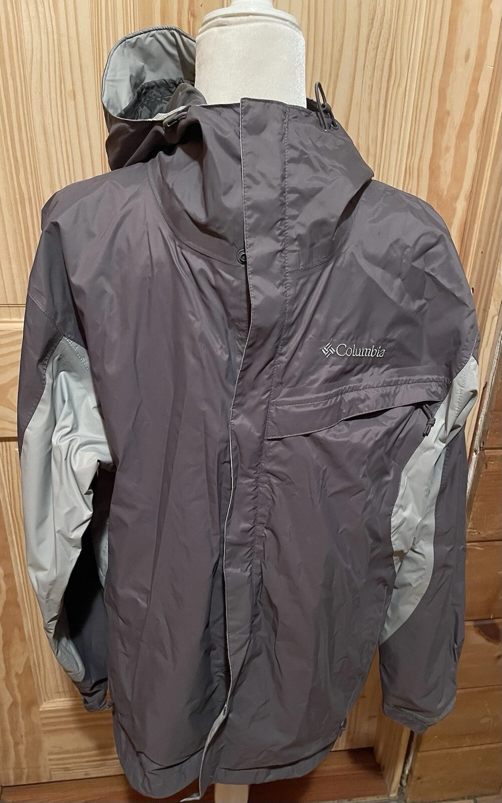 Columbia Packable Men’s Gray Wind/Rain Jacket Zip & Snap Up ~ Zip Pockets Size M