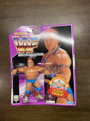 WWF TATANKA Hasbro Series 9 FIGURE 1993 WWE on Car...