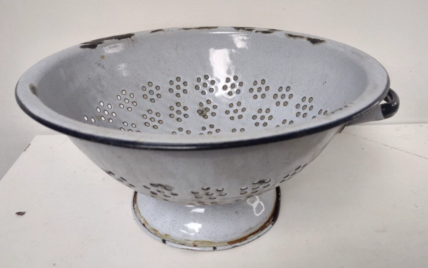 ENAMELWARE Gray white Blue COLANDER GRANITEWARE Strainer FOOTED Vintage Farm