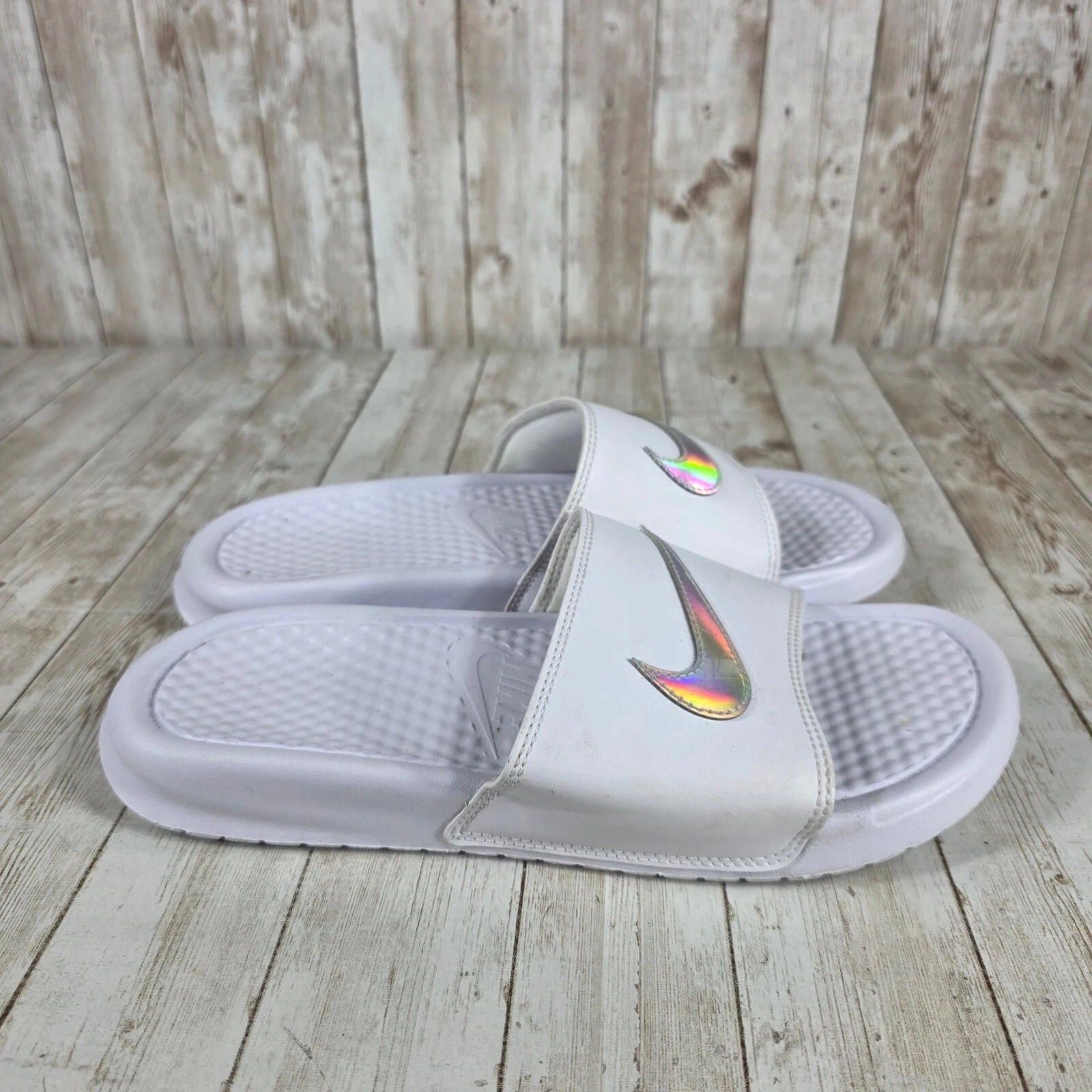 Sandali comodi Nike Slides bianchi con logo iridescente donna taglia 8