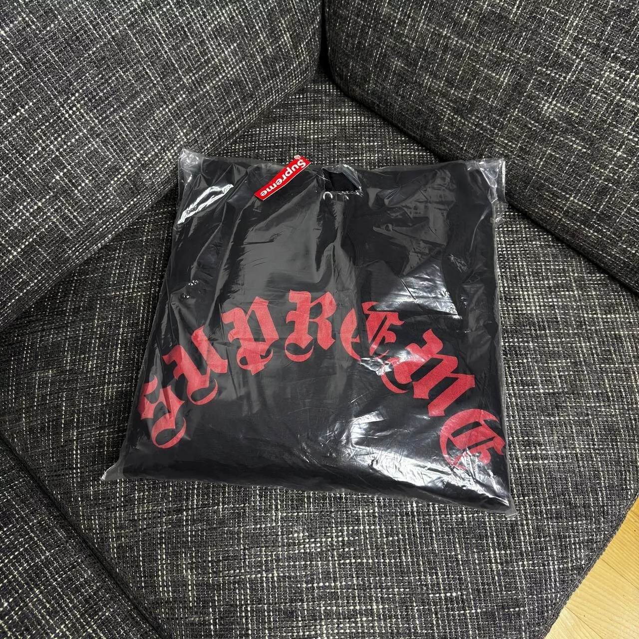 Sweat à capuche Supreme ancien logo gothique anglais noir/rouge