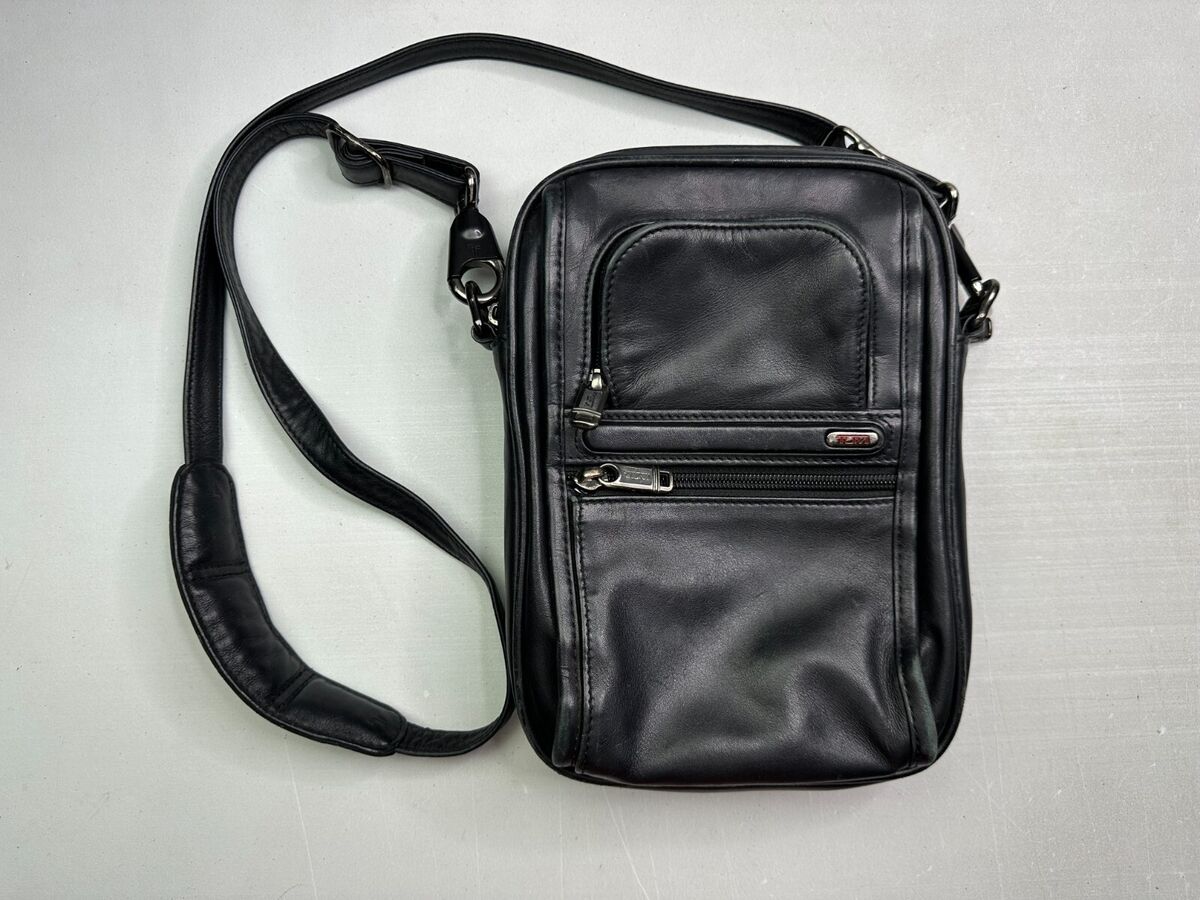 Tumi Crossbody Bag Adult Small Black Leather 92102D4 Zip Tumi Crossbody Bag Adult Small Black Leather 92102D4 Zip