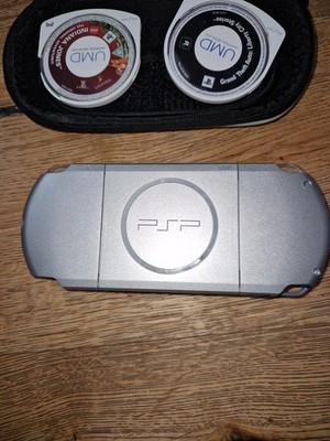 Sony PSP-3004 PlayStation Portable silber Handheld PAL Wi-Fi mit UMDs & Tasche