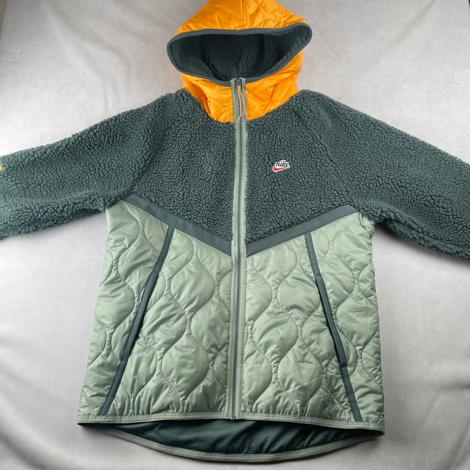 Chaqueta Nike Para Hombre L Verde Naranja NSW Heritage Acolchada Con Capucha Sherpa Simulación Termore Foto 2 de 4