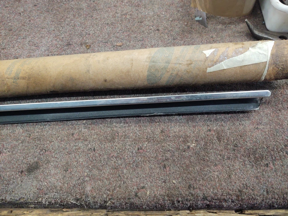 NOS 74 75 76 77 78 1976 Ford Mustang II GT puerta resistente a la intemperie cinturón interior moldura Foto 4 de 4