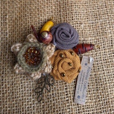 Handgefertigte Mixed Media Textil Kunst Hutnadel oder Anstecknadel Brosche 3,5'' Durchmesser in Box