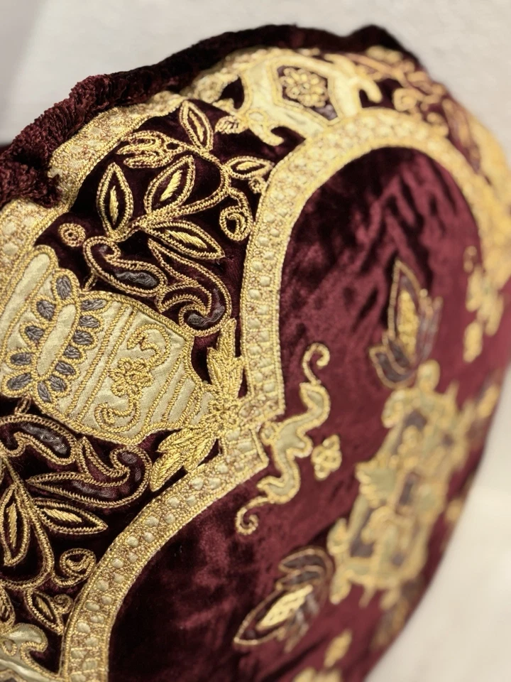 Almohada con apliques bordados de terciopelo vino tinto Versace dorado 18" redonda MRSP $349 Foto 3 de 4