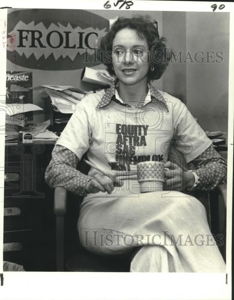 1978 Press Photo Rebecca Davis at her desk coordinates "Theater Sandwiched In"