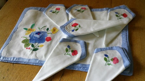 SET OF 6 VINTAGE UNUSED EMBROIDERED  PLACE MATS & NAPKINS - Foto 1 di 6