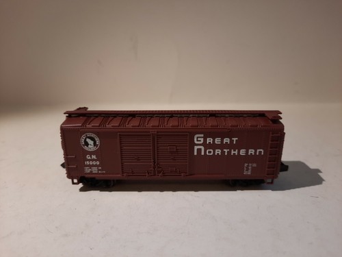 Walthers 932-8305 , 40'Steel DBL. DR. BoxCar "Great Northern" , Spur N 