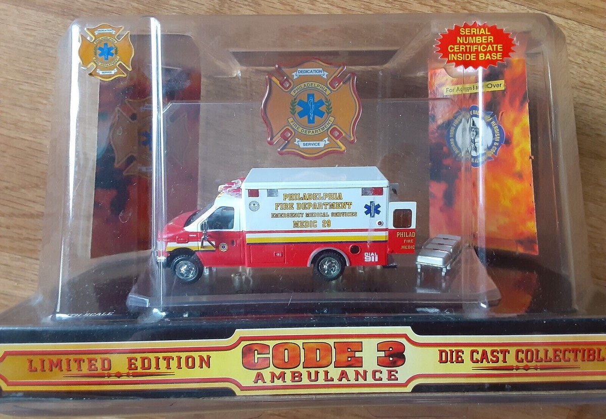 未使用 CODE3 AMBULANCE DIE CAST ミニカー Code 3 Collectibles Chicago Fire Department 1/64 Scale