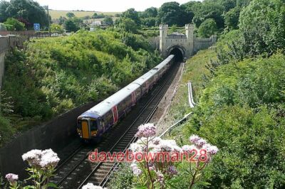 FOTO CLAYTON TUNNEL EIN BRIGHTON-GEBUNDENER ZUG FÄHRT AUF DER DOWN LINE IN DEN TUNNEL EIN.