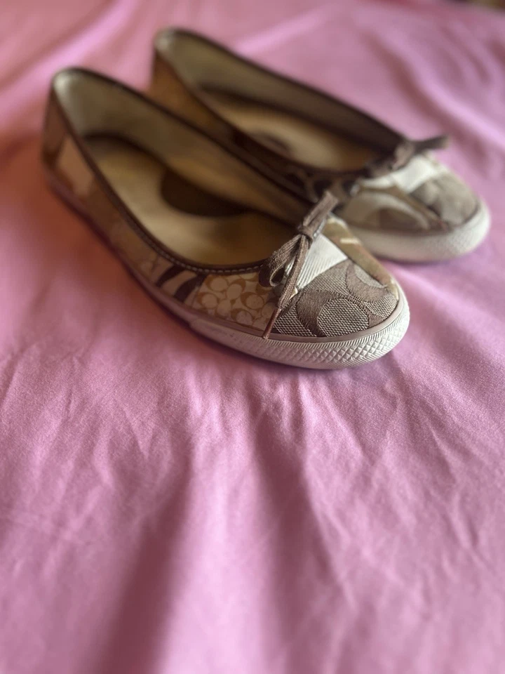 Zapatos planos de ballet Coach para mujer marrón con estampado exclusivo talla 7 Foto 2 de 4