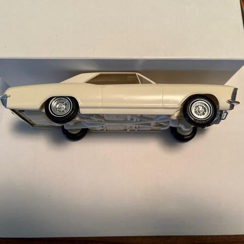1965 Buick Riviera Plastic Promo Model 1/25 Scale White - Picture 4 of 11