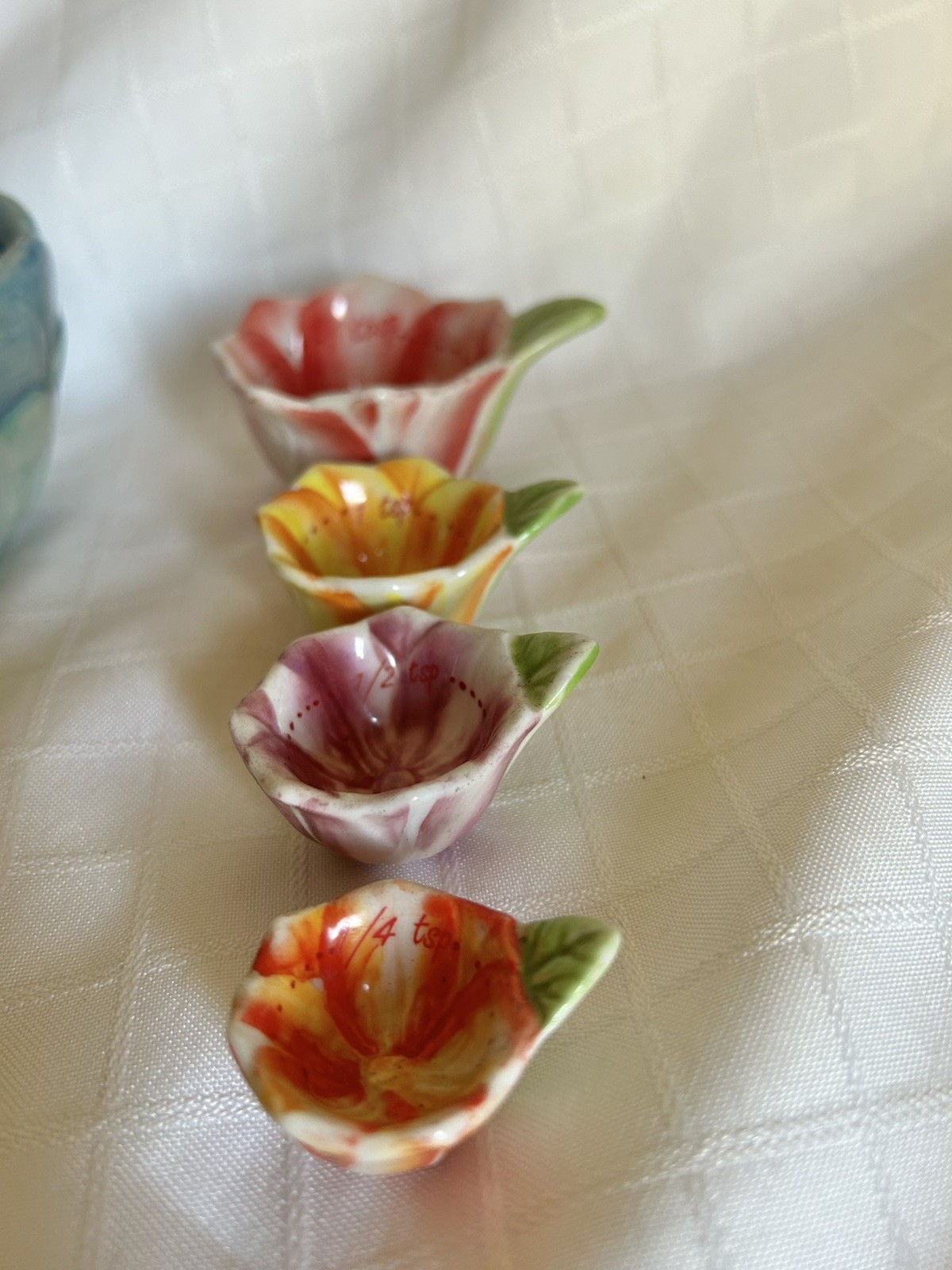 Anthropologie Set of 4 Nesting Floral Measuring Cups By Biscuit & Flower Spoons
